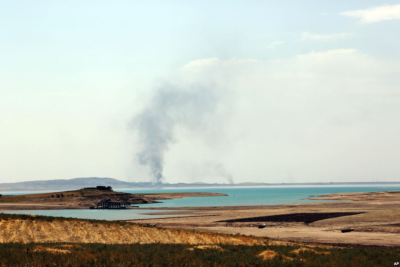 Smoke rises during airstrikes targeting Islamic State militants at the Mosul Dam outside Mosul, Iraq, Aug.18, 2014. (PHOTO:  VOA )