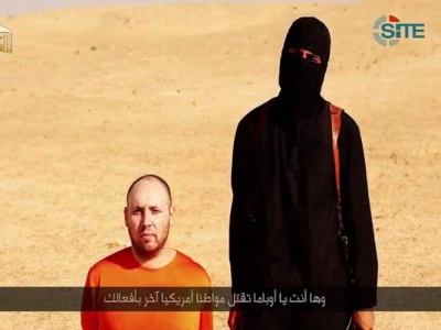 This screen grab from a video posted by a the Islamic State terrorist group purportedly shows American freelance journalist Steven Sotloff, 31, moments before he is killed. The video was provided by SITE, a U.S. intelligence monitoring group. (Photo: SITE)