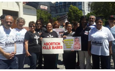 Christian pro-lifers participating in the 40 Days For Life vigil outside Marie Stopes Clinic in Bree Street, Cape Town. (PHOTO: Mieta Sishuba).