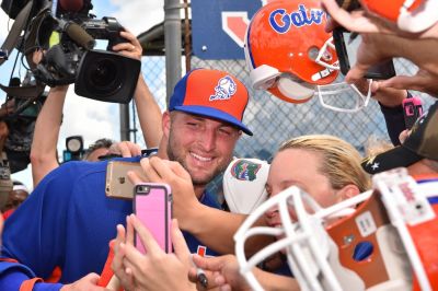 tim-tebow-with-fans