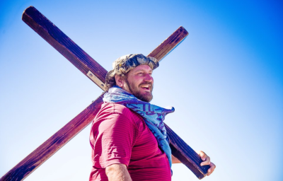 De Wet Swanepoel on the road with his cross. (Photo: FACEBOOK),