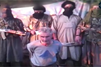 n this still image from a video published on the Internet on Wednesday, September 24, 2014, by a group calling itself Jund al-Khilafah, or Soldiers of the Caliphate, members of the group stand behind French mountaineer Herve Gourdel just before beheading him. (PHOTO: AP)