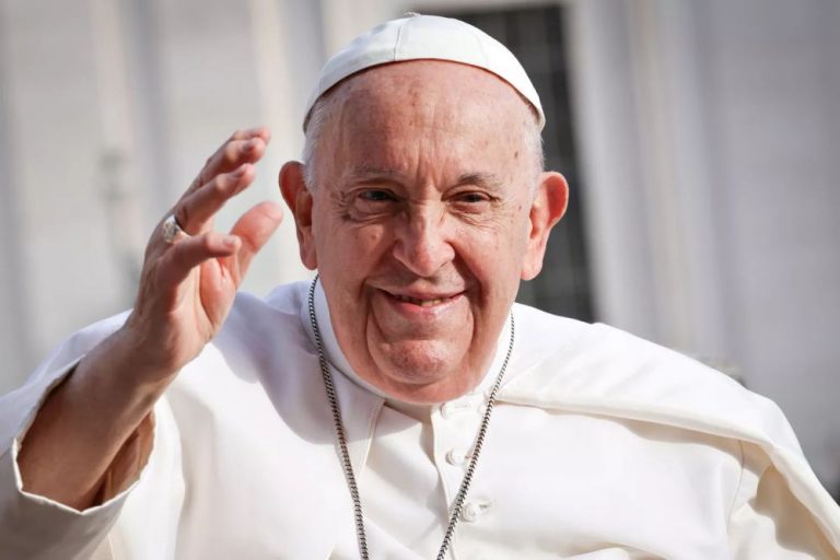 Pope allows priests to bless same-sex couples | gatewaynews.co.za